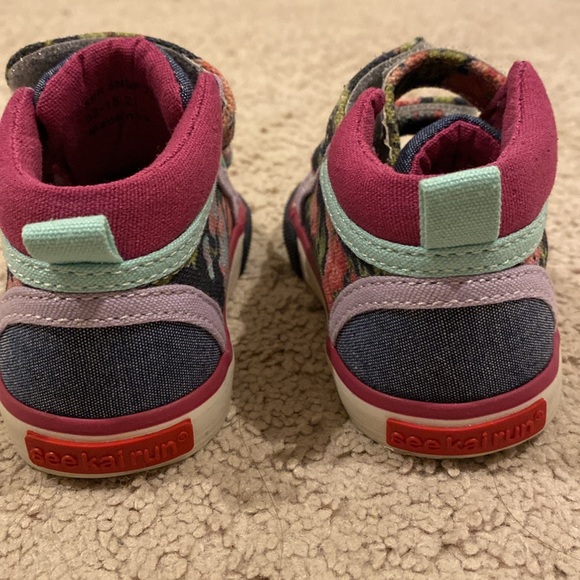 See Kai Run Size 4 Purple Denim Floral Hightop Sneakers - Picture 3 of 4